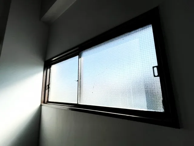 工場清掃でガラス清掃は必要？見落とされがちな“透明な仕事”の価値とは